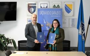 Foto: Općina Novo Sarajevo / Hasan Tanović i Mirela Gruenter – Đečević  potpisali Ugovor